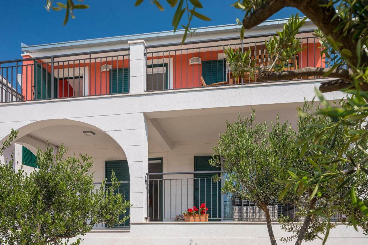 Villa Basic سيفيد المظهر الخارجي الصورة